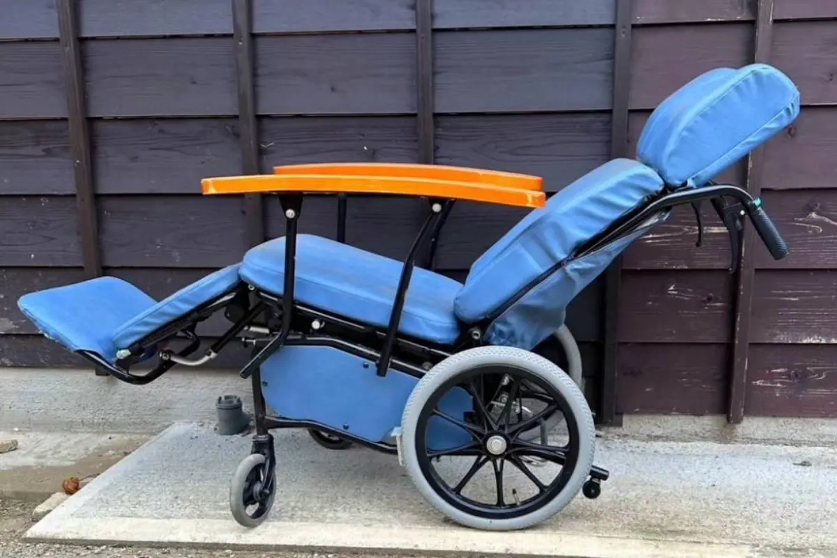 リクライニング車いす